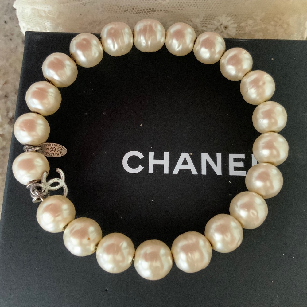 CHANEL VINTAGE PEARL SLIP ON BRACELET SILVER CC